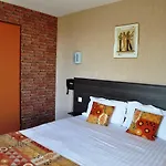 Brit Confort Azur Cholet Nord Отель Saint-Andre-de-la-Marche