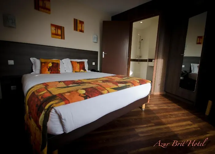 Brit Confort Azur Cholet Nord מלון 3*